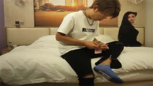 偷拍巨乳肥臀御姐高跟黑丝被狂干内射